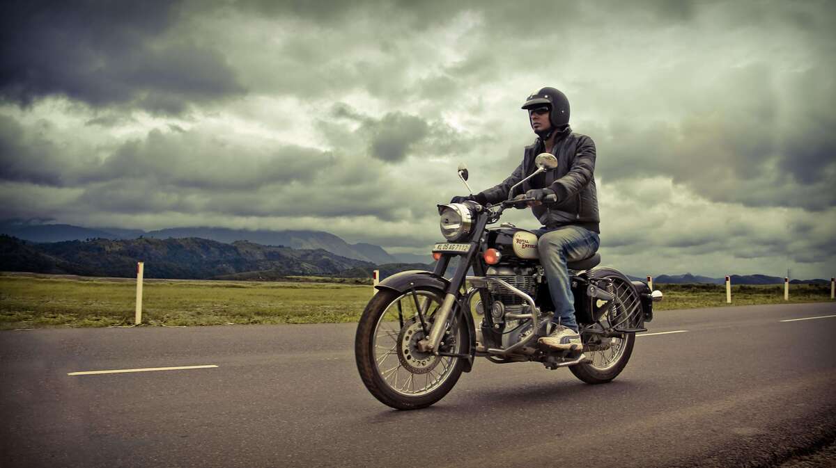 Notícias sobre Motocicletas: Liberado ou Proibido? Descubra as novas regras para capacetes e óculos de sol no trânsito! 