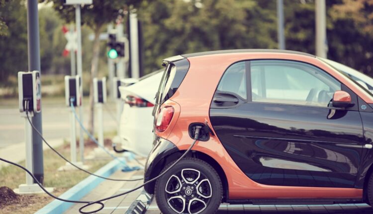 Quanto tempo demora para carregar um carro elétrico no posto