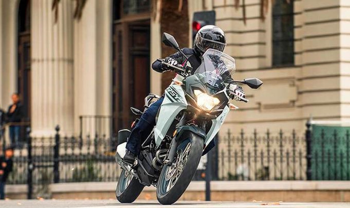 Notícias sobre Motocicletas: Kawasaki Versys-X 300 2025: Uma Moto Versátil para Todos os Aventureiros 