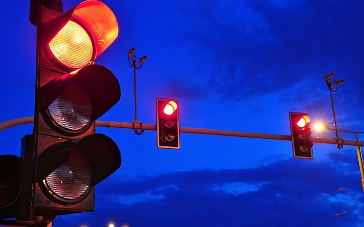 Notícias sobre Veículos: Farol: Existe Multa por passar o sinal vermelho depois da meia noite? 