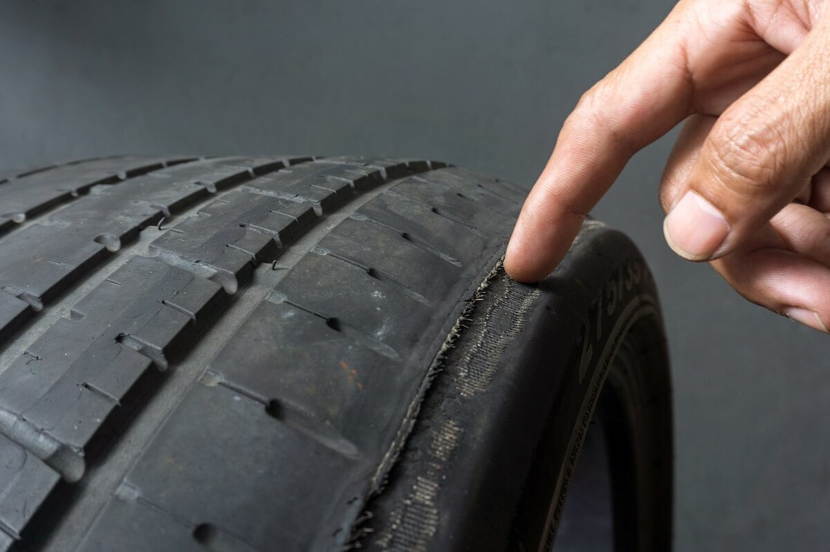 trocar pneu de moto desgastado