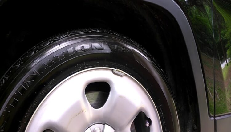 O que é bom para deixar o pneu preto?