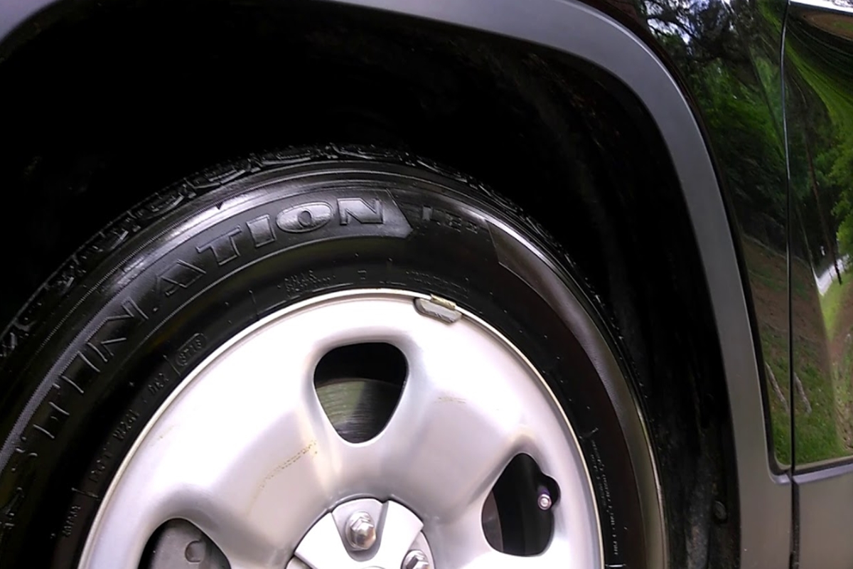 O que é bom para deixar o pneu preto? 