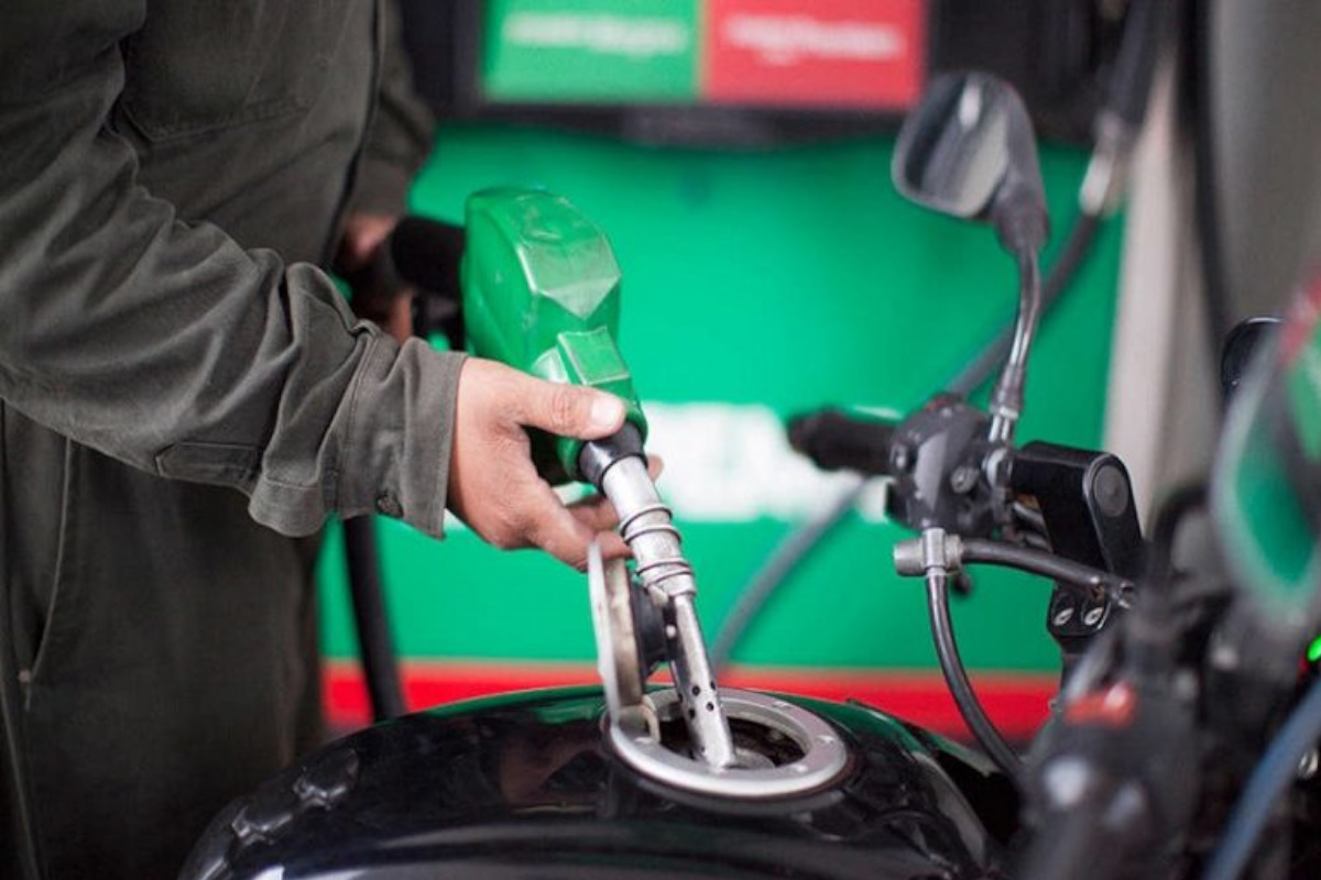 Moto Cheirando a Gasolina? Descubra 5 Possíveis Causas Agora!