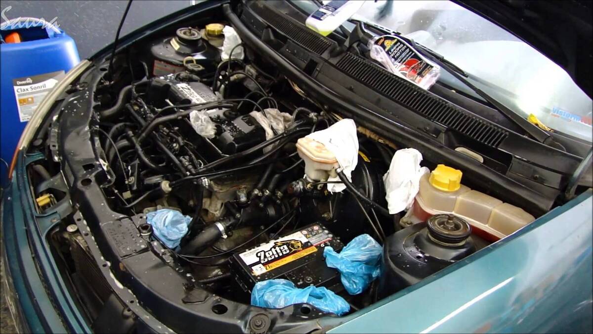 O que é bom para limpar o motor do carro?