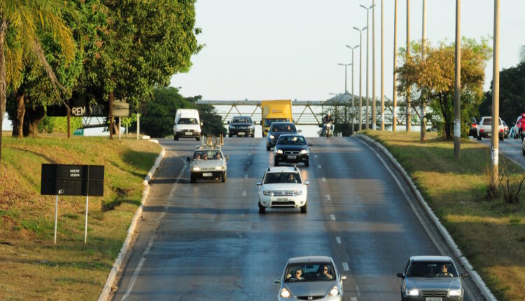 Farol Baixo em Rodovias: Quando Ligar e Evitar Multas em 2024