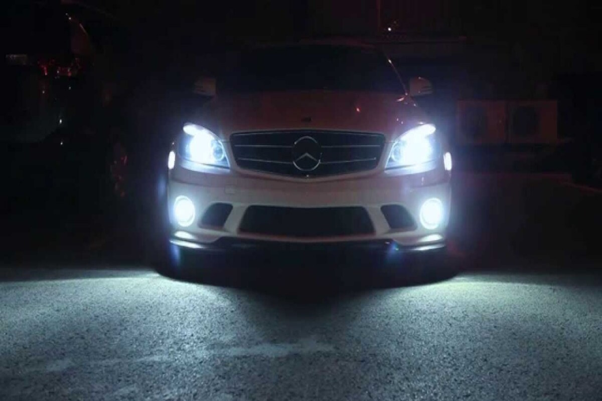 Qual luz de LED é permitido em carros?