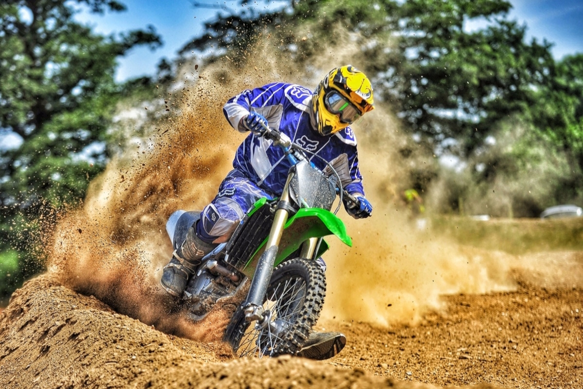 É permitido usar capacete de motocross?