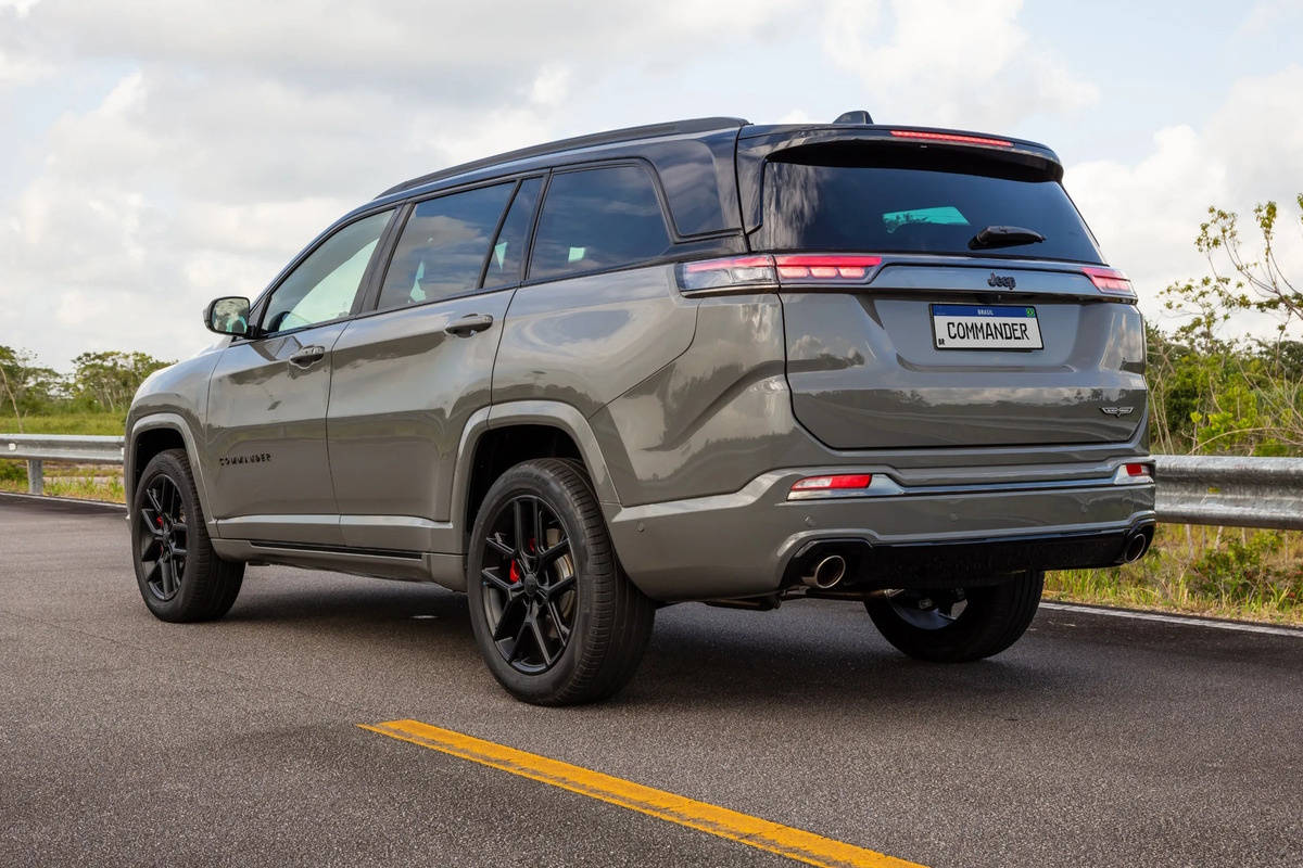 Novo Jeep Commander Blackhawk 2025 é o SUV familiar com motor insano