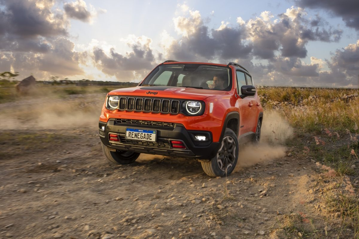 Novo Jeep Renegade Sahara 2025 4x2 tem Teto Panorâmico, mas cobra caro por isso